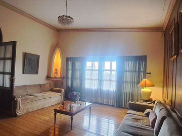 CASA EN UNA SOLA PLANTA con gran jardín, salón de fiestas, y acabados en encino y caoba
