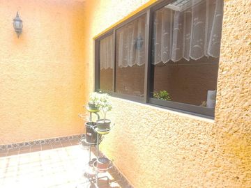 CASA EN UNA SOLA PLANTA con gran jardín, salón de fiestas, y acabados en encino y caoba