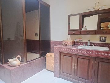 CASA EN UNA SOLA PLANTA con gran jardín, salón de fiestas, y acabados en encino y caoba