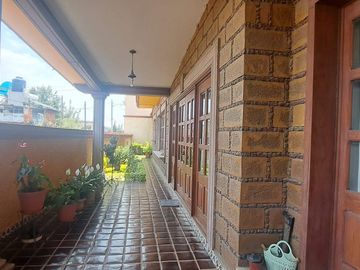 CASA EN UNA SOLA PLANTA con gran jardín, salón de fiestas, y acabados en encino y caoba