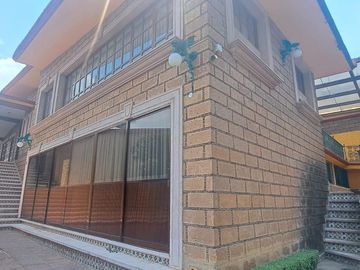 CASA EN UNA SOLA PLANTA con gran jardín, salón de fiestas, y acabados en encino y caoba