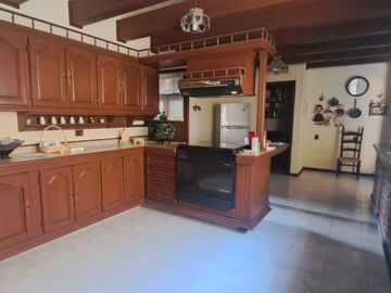 CASA EN UNA SOLA PLANTA con gran jardín, salón de fiestas, y acabados en encino y caoba