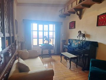 CASA EN UNA SOLA PLANTA con gran jardín, salón de fiestas, y acabados en encino y caoba