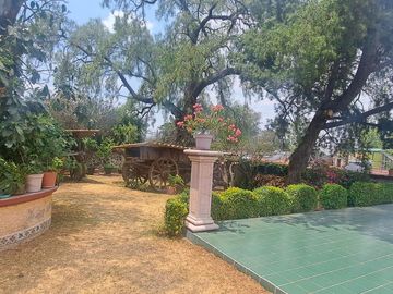 CASA EN UNA SOLA PLANTA con gran jardín, salón de fiestas, y acabados en encino y caoba
