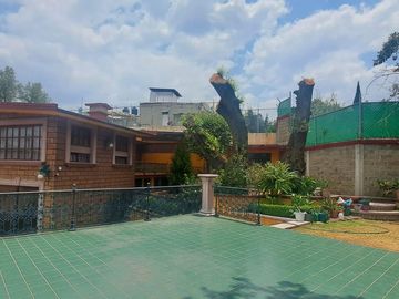CASA EN UNA SOLA PLANTA con gran jardín, salón de fiestas, y acabados en encino y caoba