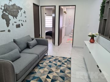 Casa en venta cerca de Cumbres Dominio 3 niveles, terraza y patio.