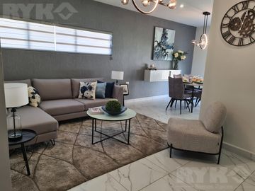 Casa en venta cerca de Cumbres Dominio 3 niveles, terraza y patio.