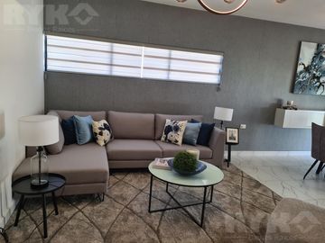 Casa en venta cerca de Cumbres Dominio 3 niveles, terraza y patio.