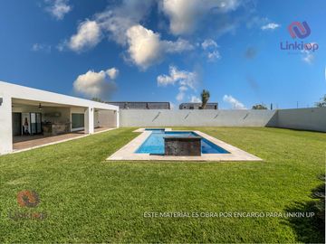 Quinta - Casa con Alberca y papala en Venta Portal de Zuazua en  Zona portal del Norte