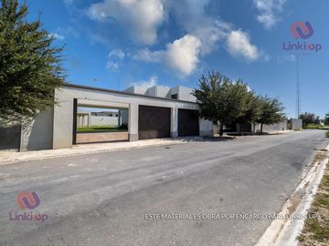 Quinta - Casa con Alberca y papala en Venta Portal de Zuazua en  Zona portal del Norte