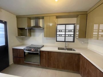 CASA EN VENTA CERRADAS DE SANTA ROSA  APODACA NL