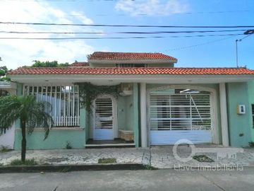 Casa en Venta en Calle Niños Heroes, colonia Guadalupe Victoria, Coatzacoalcos, Ver.