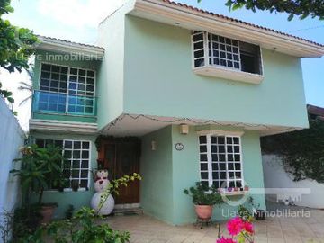 Casa en Venta en Calle Niños Heroes, colonia Guadalupe Victoria, Coatzacoalcos, Ver.