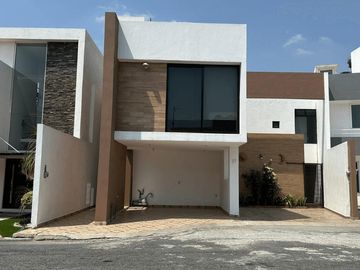 Casa en  venta con 4 recamaras en Fraccionamiento Rancho Chapulco