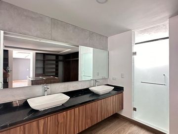 Casa en  venta de 5 recamaras en Angelopolis, Parque Chiapas