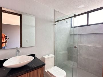 Casa en  venta de 5 recamaras en Angelopolis, Parque Chiapas