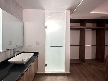 Casa en  venta de 5 recamaras en Angelopolis, Parque Chiapas
