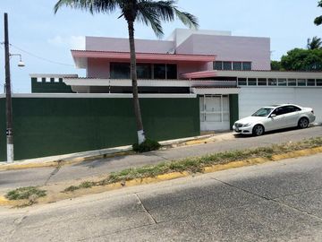 Casa en venta ubicada en Av. México, Col. Petrolera en la Ciudad de Coatzacoalcos, Veracruz.