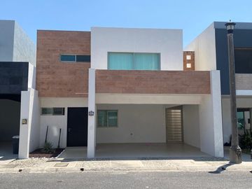 LOMAS DEL SOL, Casa en VENTA con jardin y casa club en fraccionamiento