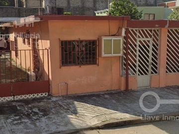 Venta de Casa con 2 habitaciones en Av. Riva Palacio, Col. Guadalupe Victoria, Coatzacoalcos, Ver.