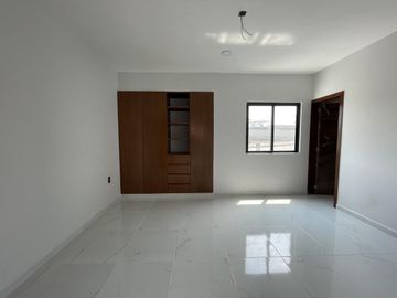 LOMAS DEL SOL, Casa en VENTA con ALBERCA y 3 recamaras con baño cada una, (RL)