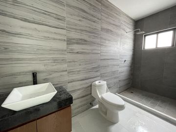 LOMAS DEL SOL, Casa en VENTA con ALBERCA y 3 recamaras con baño cada una, (RL)