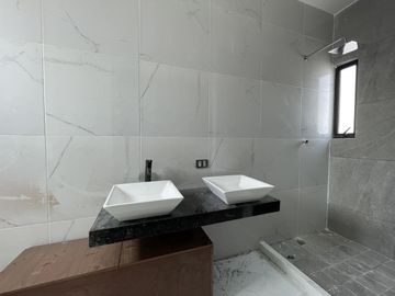 LOMAS DEL SOL, Casa en VENTA con ALBERCA y 3 recamaras con baño cada una, (RL)