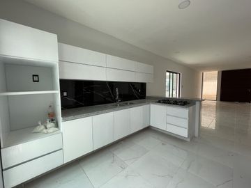 LOMAS DEL SOL, Casa en VENTA con ALBERCA y 3 recamaras con baño cada una, (RL)