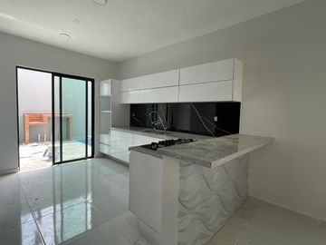 LOMAS DEL SOL, Casa en VENTA con ALBERCA y 3 recamaras con baño cada una, (RL)