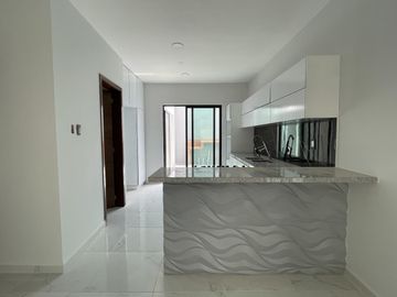 LOMAS DEL SOL, Casa en VENTA con ALBERCA y 3 recamaras con baño cada una, (RL)