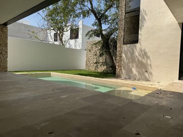Casa de lujo en  venta en privada residencial en el norte de la ciudad ENTREGA INMEDIATA
