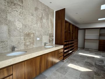Casa de lujo en  venta en privada residencial en el norte de la ciudad ENTREGA INMEDIATA