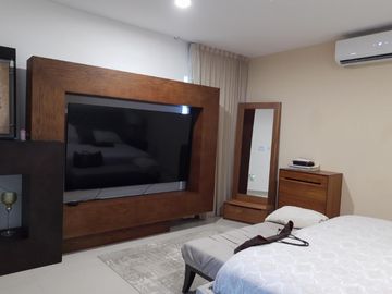 LOMAS DEL SOL, Casa en VENTA con recámara en planta baja y jardín
