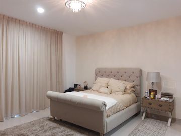 LOMAS DEL SOL, Casa en VENTA con recámara en planta baja y jardín