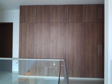 LOMAS DEL SOL, Casa en VENTA con recámara en planta baja y jardín
