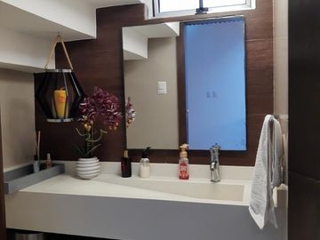 LOMAS DEL SOL, Casa en VENTA con recámara en planta baja y jardín
