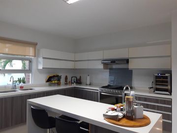 LOMAS DEL SOL, Casa en VENTA con recámara en planta baja y jardín