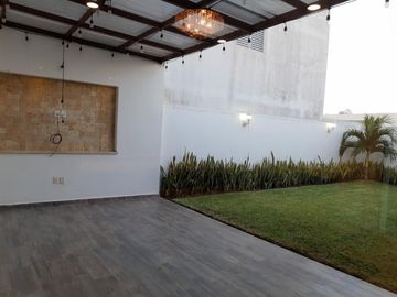 LOMAS DEL SOL, Casa en VENTA con recámara en planta baja y jardín