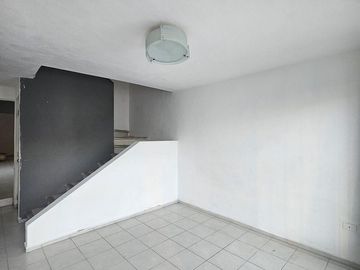 Casa en venta sobre av principal en Caucel