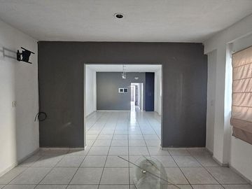 Casa en venta sobre av principal en Caucel