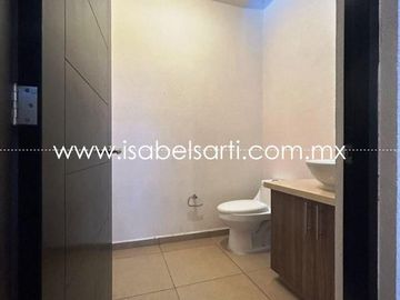 CASA EN VENTA EN VALLE DE JURIQUILLA D717