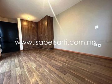 CASA EN VENTA EN VALLE DE JURIQUILLA D717