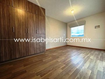 CASA EN VENTA EN VALLE DE JURIQUILLA D717