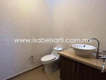 CASA EN VENTA EN VALLE DE JURIQUILLA D717