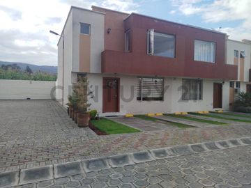 Se vende casa sector Sangolqui de oportunidad