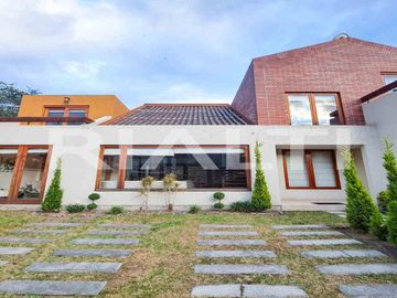 Hermosa casa de venta dentro de Urbanización en Nayón