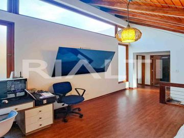 Hermosa casa de venta dentro de Urbanización en Nayón