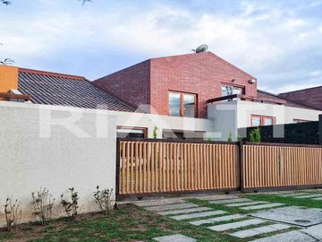 Hermosa casa de venta dentro de Urbanización en Nayón