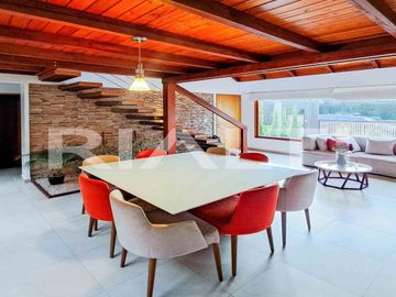 Hermosa casa de venta dentro de Urbanización en Nayón