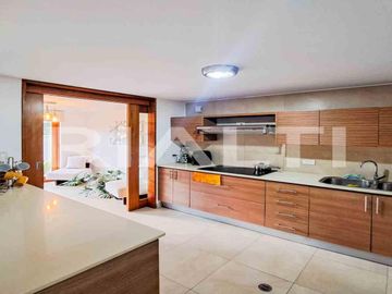 Hermosa casa de venta dentro de Urbanización en Nayón